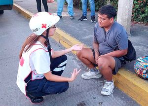 ¡MOTORIZADO SE GOLPEA CON LA PARTE TRASERA DE CAMIÓN URBANO!