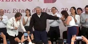 “Es una costumbre natural en nuestro país”, DICE ALCALDESA POR BESAR LA MANO DE AMLO