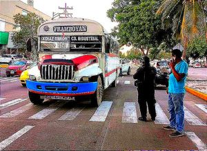 ¡DE UN LLEGUESITO EL FRAMBOYAN LO SUBE A LA BANQUETA!