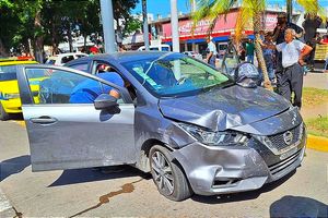 ¡CONDUCTORA IMPACTA A FAMILIA QUE VIAJABA EN “CABALLO DE ACERO! -Mamá y su bebé salen ilesos