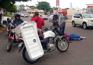 MOTORIZADO LA ENVÍA A URGENCIAS ¡ES ATROPELLADA  AL INTENTAR CRUZAR  LA AVENIDA! ...QUERÍA ALCANZAR A SU ESPOSO!