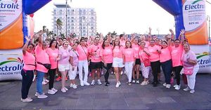 ¡GRAN CARRERA CONTRA EL CÁNCER DE MAMA! -Familias completas en este evento en la Macro Plaza del Malecón