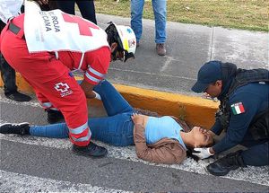 ¡Y SE DAN UN DERRAPÓN POR UN PEDAZO DE CARTÓN! -Una ráfaga de viento hizo volar el cartón golpeando a los motorizados