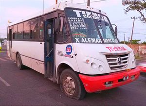 ¡CAMIÓN DE PASAJE Y TAXI CHOCAN FRENTE AL MERCADO MALIBRÁN!