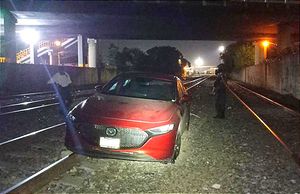 ¡ABANDONAN CAMIONETA DEBAJO DEL PUENTE DE CUAUHTÉMOC! -Investigan si el vehículo esta involucrado en un acto ilícito