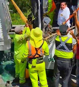 ¡CARAMBOLAZO EN LA CARRETERA! -El Tráiler la pegó al autobús y este salió proyectado contra otro tráiler *El conductor quedó prensado y varios pasajeros lesionados