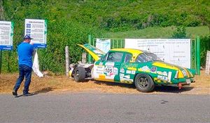 ¡FICACHI Y CAMARGO  SALEN HASTA VOLANDO! -El auto en que iban derrapó en la carretera Apazapan-Chahuapan