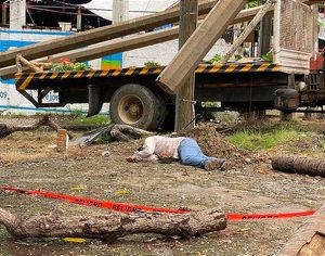 ¡TRABAJADOR DE CFE MUERE ELECTROCUTADO! -Cuando colocaba un poste de concreto