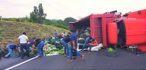 ¡VUELAN LOS PLÁTANOS! -VOLCADURA EN LA VERACRUZ-CARDEL, CARRETERA DE CONSTANTES ACCIDENTES