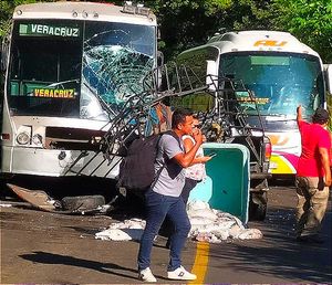 ¡UN MUERTO Y UN HERIDO EN CHOQUE EN SANTIAGO TUXTLA! -Se impactan una camioneta con mariscos y un autobús