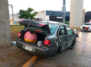 ¡CONDUCTOR FIESTERO SE IMPACTA CONTRA PUENTE DE LA BOTICARIA! -Después de ir de Hallowen