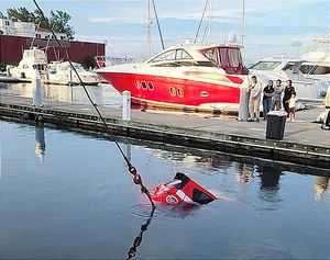 ¡SE SALVA DE MILAGRO! - Se va al Mar después de Derrapar en la Curva del Club de Yates -*Taxista Hizo Oración y Algo Pasó para que Pudiera Salir Nadando