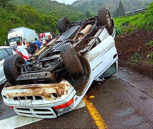 ¡VOLCADURA EN LA ORIZABA-PUEBLA! -PERDIÓ EL CONTROL DEL VEHÍCULO