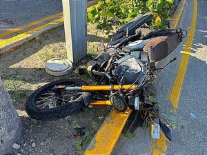 ¡SE LES CRUZA UNA PALMERA! -Marinos pierden control de su moto en la curva, no era de agua