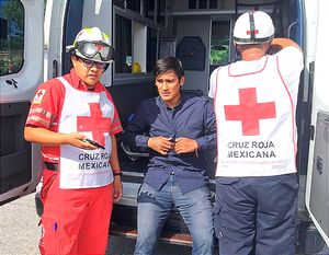 ¡MOTOCICLISTA SE ESTAMPA POR DETRÁS DE UN CAMIONETÓN!