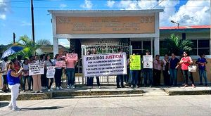 ¡EL PAPÁ ENFURECIDO LE DA UNA GOLPIZA AL MAESTRO DE SECUNDARIA QUE HASTA AL HOSPITAL FUE A DAR!