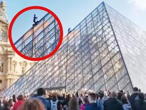 ¡ACTIVISTAS PINTAN DE NARANJA LA PIRÁMIDE DEL LOUVRE!