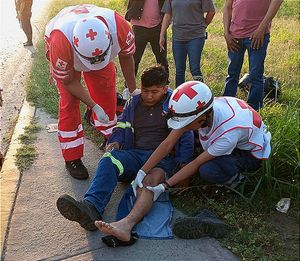 ¡SE LE ATRAVIESA UNA PIEDRA A MOTOCICLISTA! -Derrapa frente a la gasolinera de Tejería