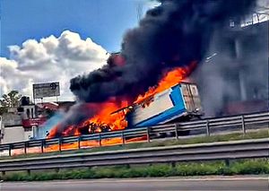 En la Córdoba-Veracruz... ¡SE LE SOBRECALIENTAN LAS BALATAS Y TERMINA CARBONIZADO EN LA AUTOPISTA! -*El fuego fue combatido por Bomberos de Córdoba, Fortín y Amatlán de los Reyes