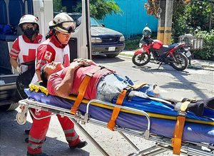 ¡CAE DE 4 METROS Y ATERRIZA DE PIE! -Obrero pierde el piso en una casa de La Florida