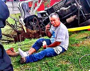 ¡SALEN VOLANDO LOS SACOS DE HARINA! -SE QUEDA SIN FRENOS Y LO TERMINA FRENANDO UN AUTO Y UN ÁRBOL