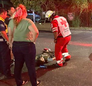 ¡MOTOCICLISTA LE PEGA UN SUSTO A UN NIÑO! -Salio corriendo del parque y se topo con el motorizado