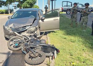 ¡MUJER AL VOLANTE SE ESTRELLA CON MOTORIZADO! -A un lado de Plaza Vela