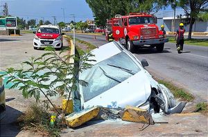 ¡PIERDEN LA BRÚJULA Y SE METEN A LA CUNETA! -La camioneta comenzó a quemarse y dos mujeres fueron rescatadas