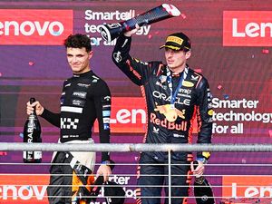 ¡VERSTAPPEN GANA SU CARRERA 50 EN GP, "CHECO" EN CUARTO LUGAR! ...DESCALIFICAN A HAMILTON