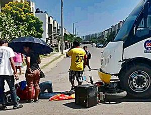 ¡MOTO-REPARTIDOR HERIDO AL SER IMPACTADO POR UN AUTOBÚS!