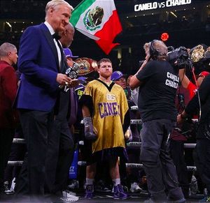 ¡Canelo Álvarez vence a Jermell Charlo por decisión en Las Vegas!