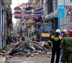 ¡SE DERRUMBA EDIFICIO EN LA HABANA! -Mueren 2 Bomberos