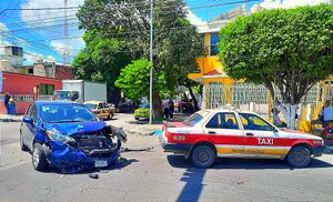 ¡SALEN DOS MUJERES LESIONADAS! -En Choque en el  Fraccionamiento Reforma