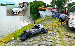 ¡DE UN EMPUJÓN LA CONVIERTE EN MOTO DE AGUA!     ...LE TUVIERON QUE HABLAR A AQUAMAN PARA SACARLA