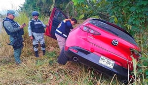 ¡CONDUCTOR SE DUERME AL VOLANTE Y SALE VOLANDO DE LA CARRETERA! -En Medellín de Bravo