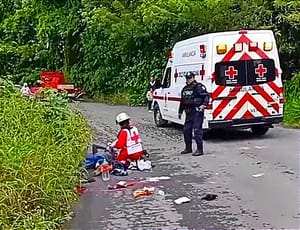 ¡JÓVENES EN MOTO SE IMPACTAN CON REPARTIDOR DE POLLOS! -En Carretera de Martínez de la Torre