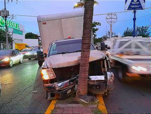 ¡LE FALLAN LOS FRENOS! ...Decidió Volantear y Chocar Contra la Palmera del Camellón