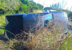 ¡SE VOLTEA CAMIONETA DESPUÉS DE APARATOSO CHOQUE CON AUTO! -Sin Lesionados