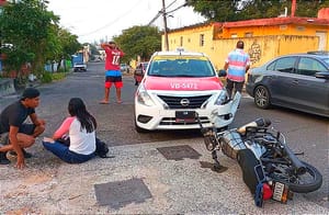 ¡CHOCAN CON TAXI Y ESTUDIANTES TERMINAN SOBRE EL PAVIMENTO! -En la Pocitos y Rivera