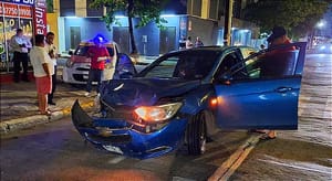 ¡TAXISTA PROVOCA APARATOSO CHOQUE CON UNA FAMILIA! -En la Avenida Allende y Zamora