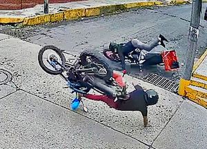 ¡SE AVIENTAN UN DUELO DE BREAK DANCE CON MOTOS! -Y Terminan Mallugados, Frente a la Capilla de San Francisco en Huatusco