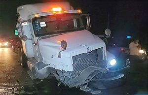 ¡SE LE ATRAVIESA CAMIONETA Y TRÁILER PERDIÓ LAS LLANTAS! -En la Veracruz-Xalapa, Zona de Constantes Accidentes...