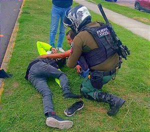 LE DA UN BESOTE AL TAXI...¡IBA COMO COHETE! -Motorizado Queda Herido en la Carretera a Antón Lizardo