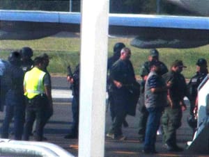 ¡“CUERDA” DE REOS FEDERALES! -* Los reos fueron bajados de los autobuses y bajo estrictas medidas de seguridad abordaron dos aviones Boeing 737, de la Fuerza Aérea Mexicana con supervisión del personal de Guardia Nacional