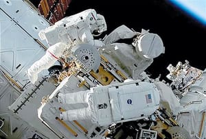 ¡ASTRONAUTAS PIERDEN BOLSA DE HERRAMIENTAS! -*Una bolsa con herramientas se cayó desde la Estación Espacial Internacional, y se espera que su reingreso a la Tierra pueda verse en Reino Unido y Europa.