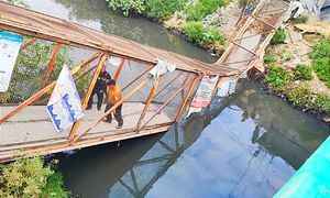 ¡COLAPSA UN PUENTE PEATONAL! -Fue en los límites de los municipios de Nezahualcóyotl y Chimalhuacán del Estado de México