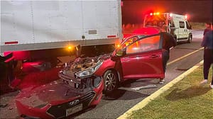 ¡CONDUCTOR CASI SE VA AL CIELO! -Incrusto su Auto con Camión de Mudanzas