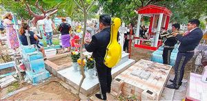 ¡HASTA MARIACHIS EN LOS PANTEONES! -*Día de los Fieles Difuntos, Hubo Misa en la Capilla del Panteón Municipal