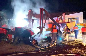 En la Madrugada... ¡INCENDIAN MAQUINARIA AGRÍCOLA EN UN RANCHO DE TLAPACOYAN!