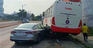 ¡AUTOMOVIL SE INCRUSTA EN CAMIÓN DE PASAJE! -Los Tripulantes Dejan Abandonado el Auto